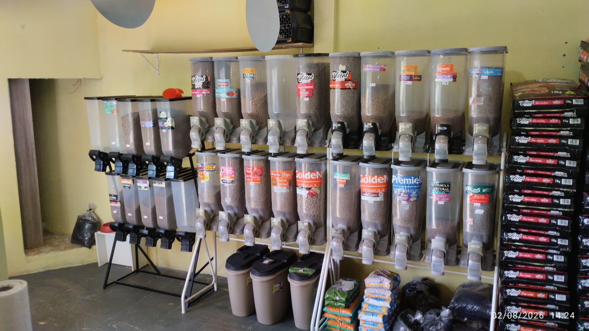 Parede de dispensers de ração fracionada na unidade Vila São Paulo
