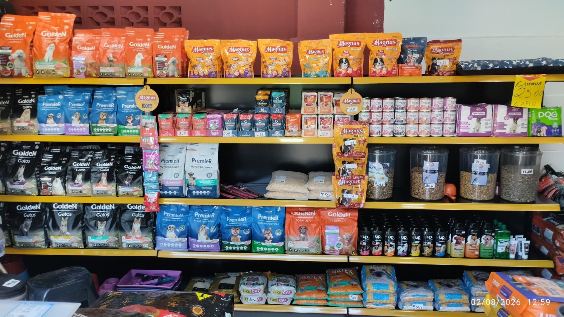 Prateleiras com rações, sachês, shampoos e acessórios