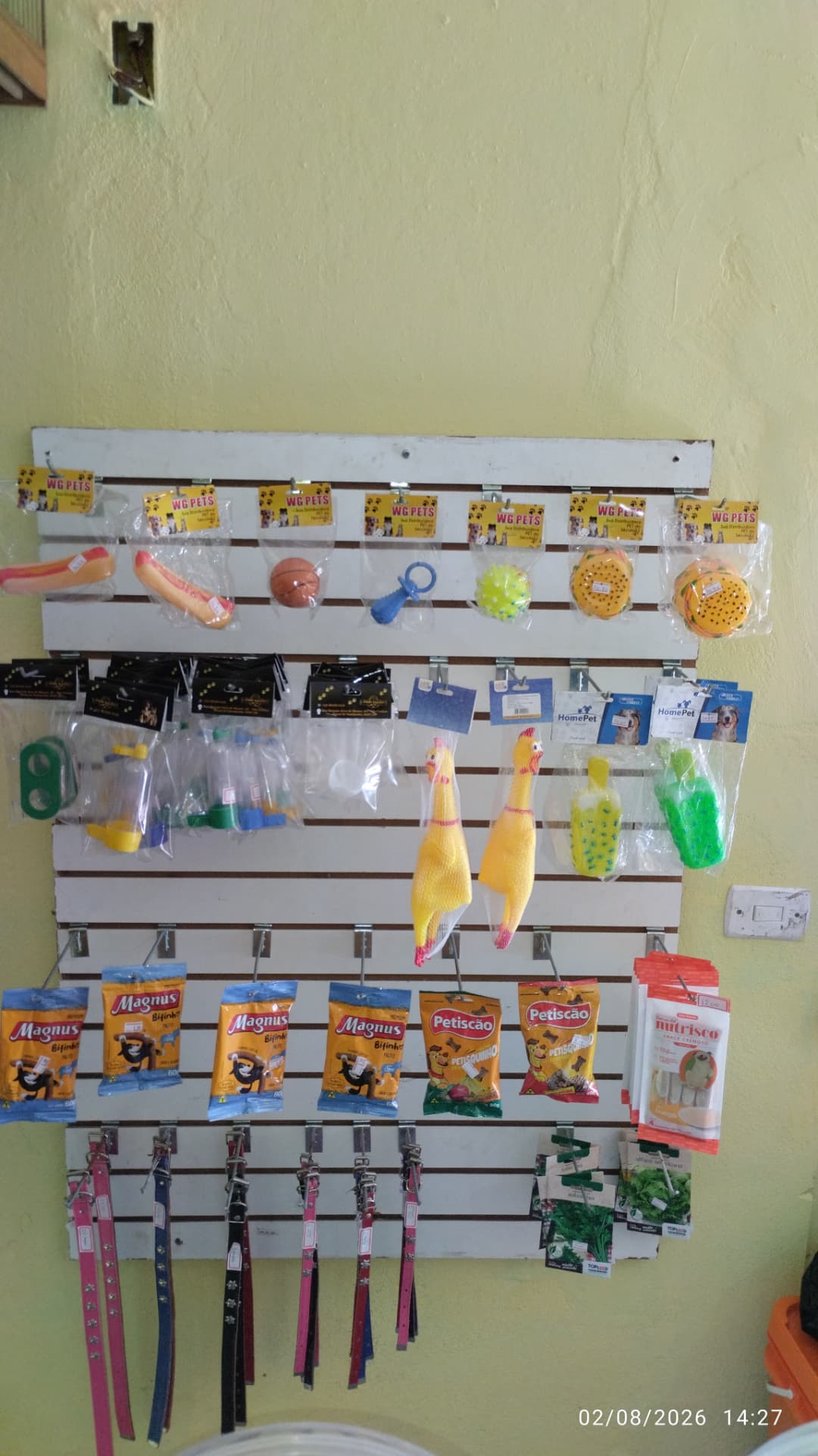 Painel com brinquedos, coleiras e petiscos para pets