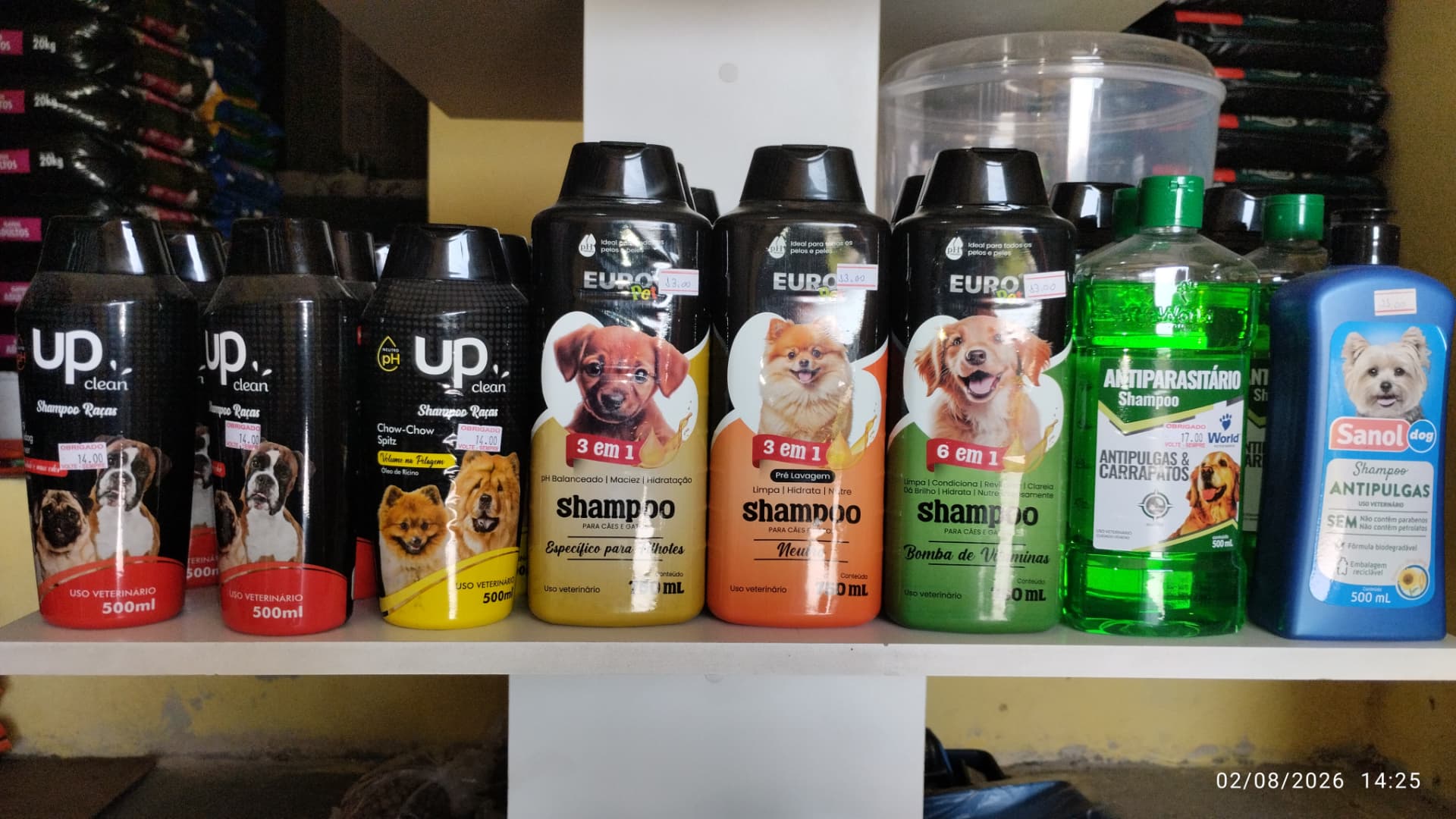 Shampoos e antipulgas em prateleira da unidade Vila São Paulo