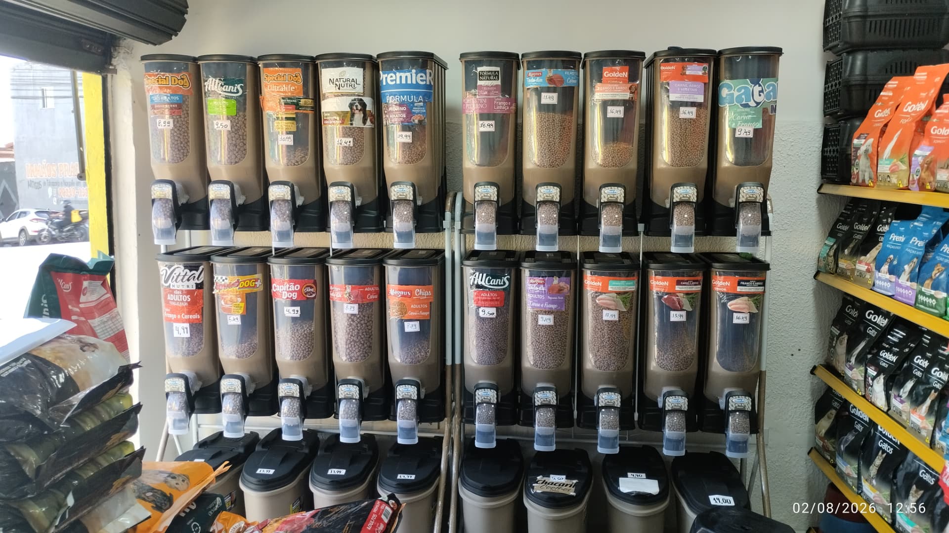 Dispensers de ração fracionada com preços por quilo na unidade 9 de Julho